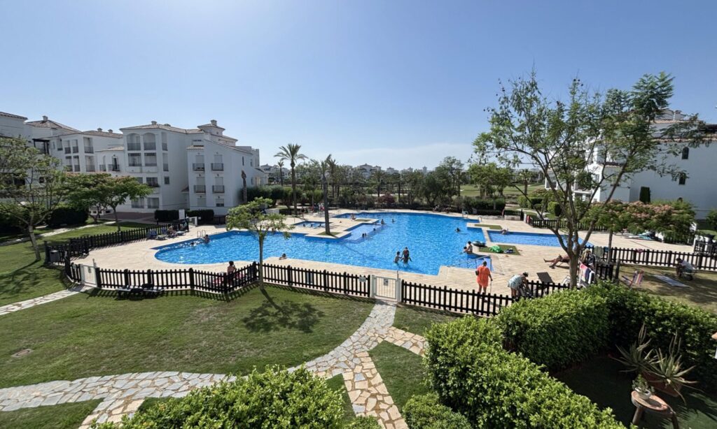 Aquí puedes reservar este apartamento en La Torre Golf Resort, Murcia, Spain. Frente a la piscina y al campo de golf. Para larga estancia y para escapadas y vacaciones